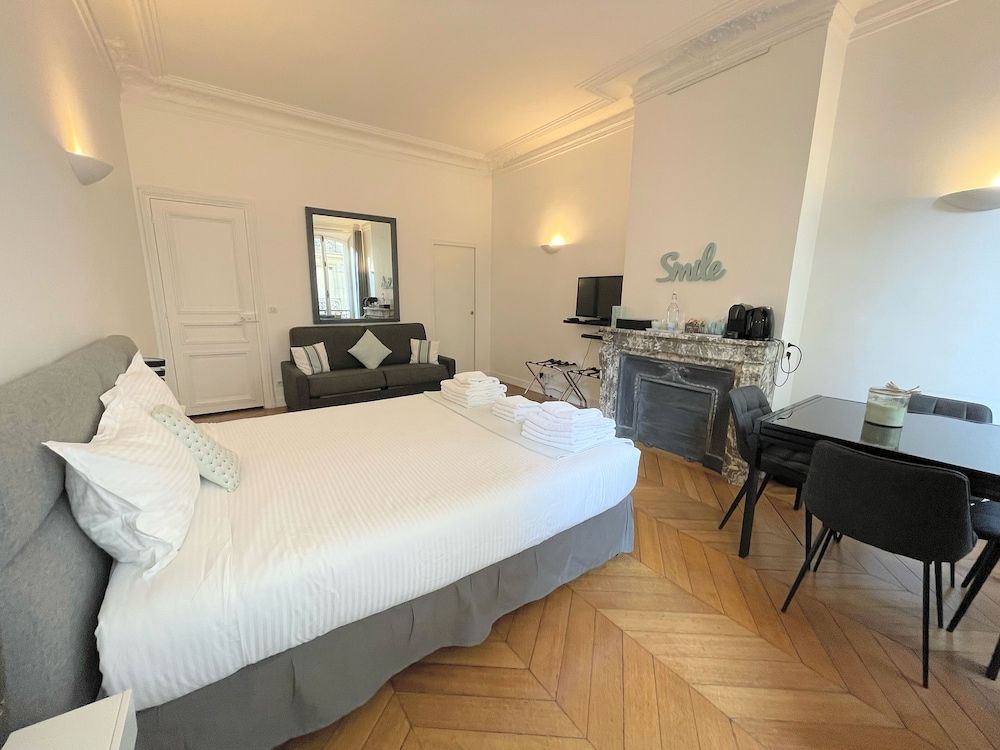Paris Square Junior Suite 6
