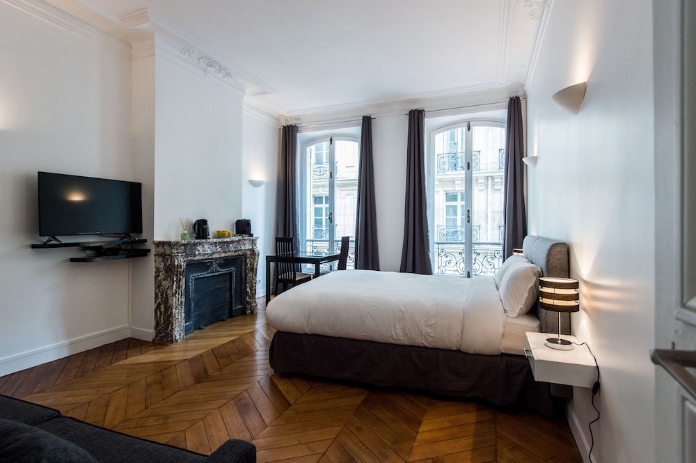 Paris Square Junior Suite 8