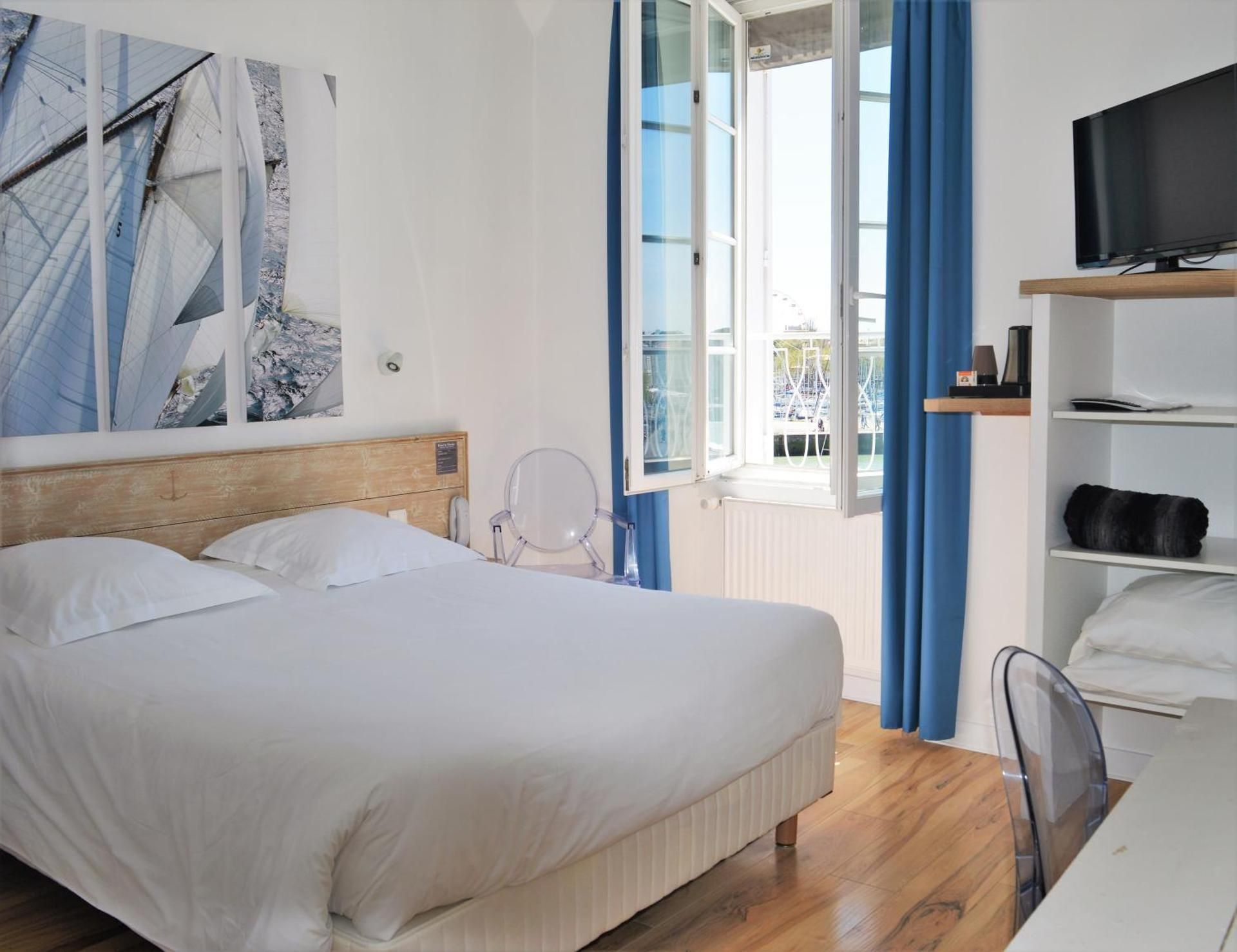 Medium Double Room - Port Side