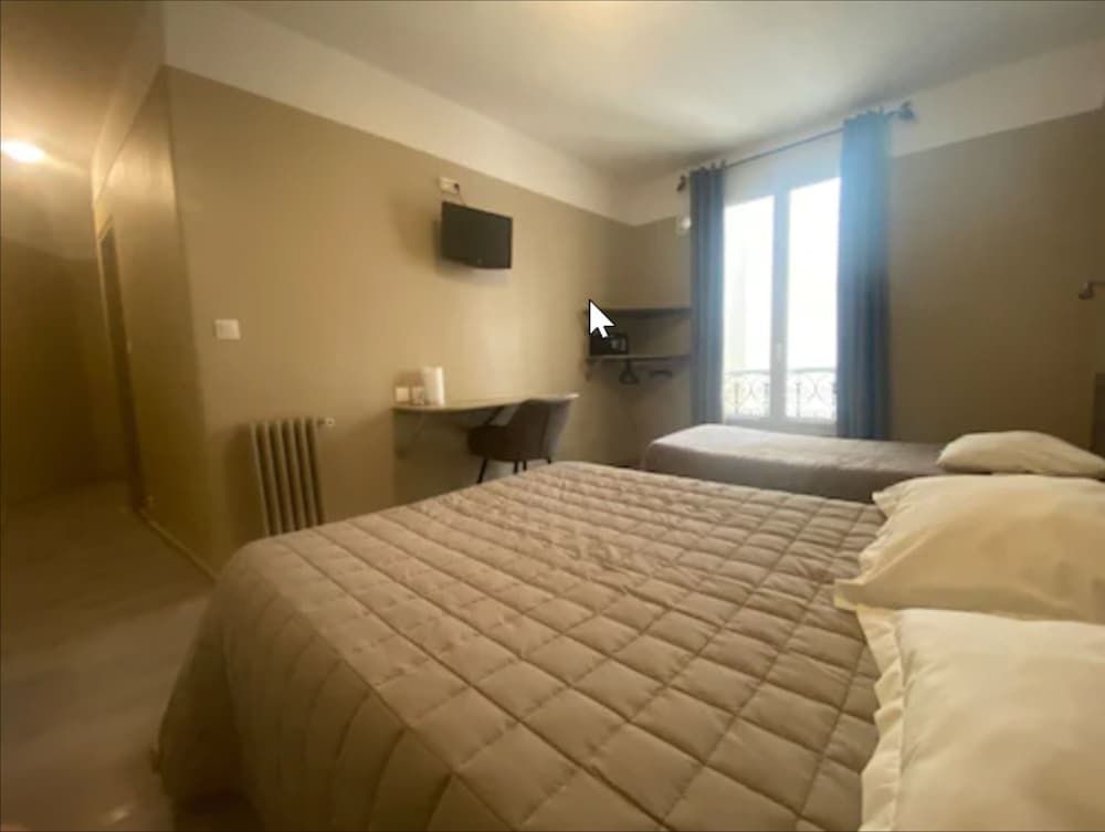 Hotel Angleterre Triple Room 2