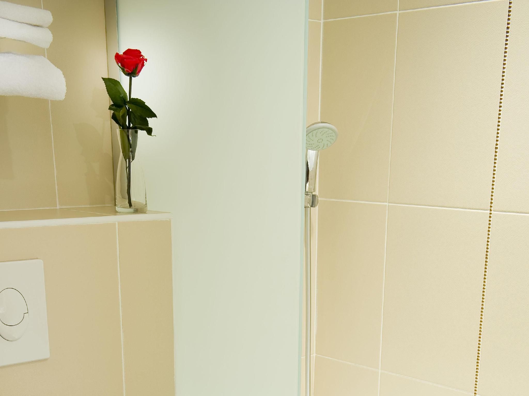 Superior Triple Room, Bathtub (1 Queen Bed and 1 Twin Bed)