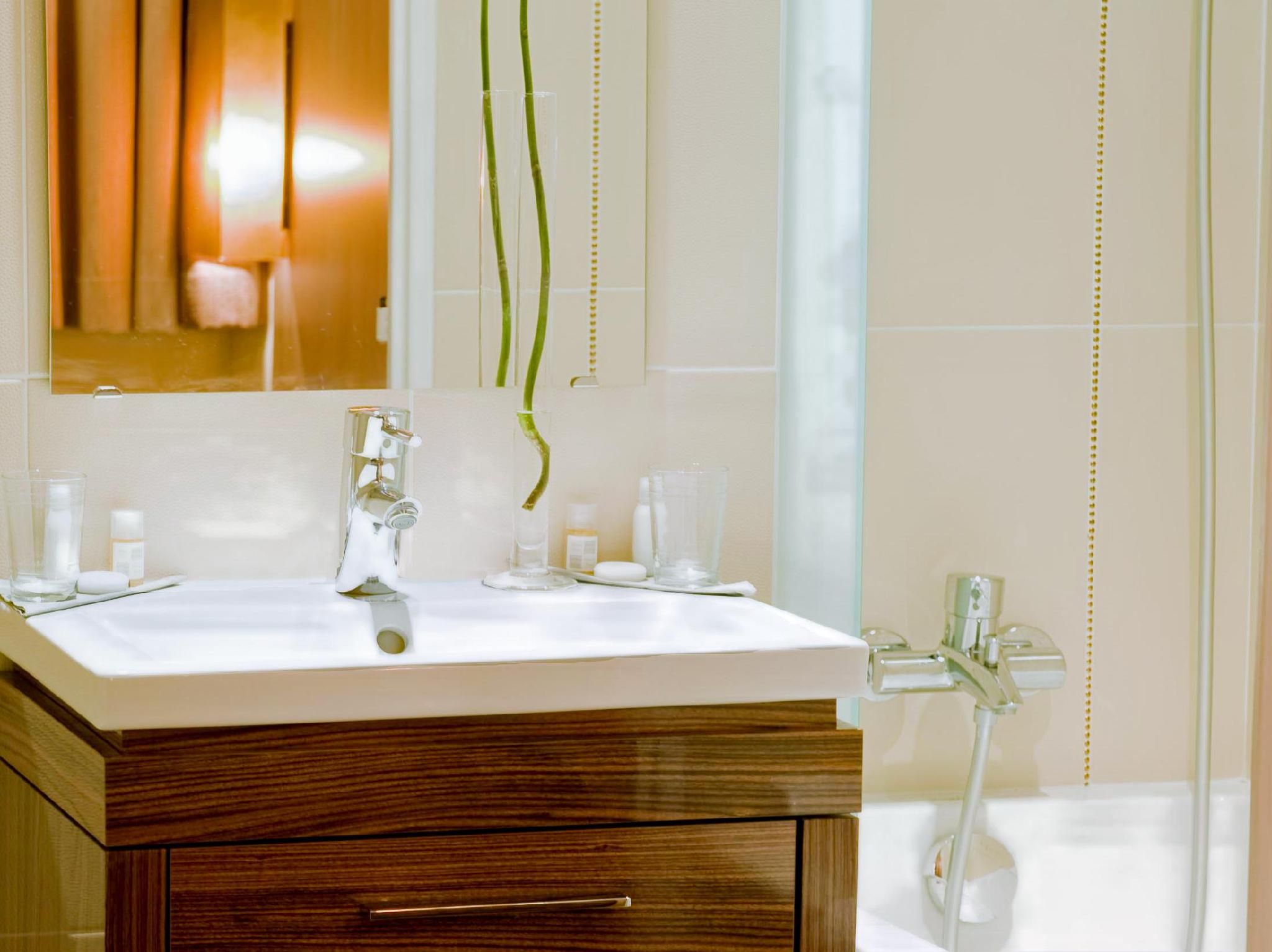 Superior Triple Room, Bathtub (1 Queen Bed and 1 Twin Bed)