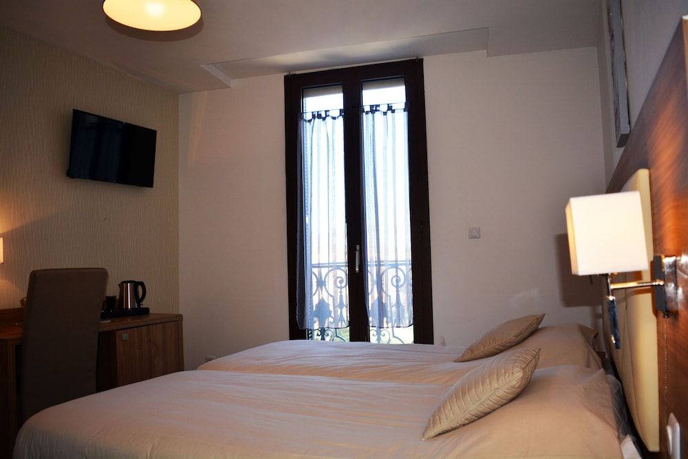 Le grand hôtel Molière Basic Twin Room, 2 Twin Beds 2