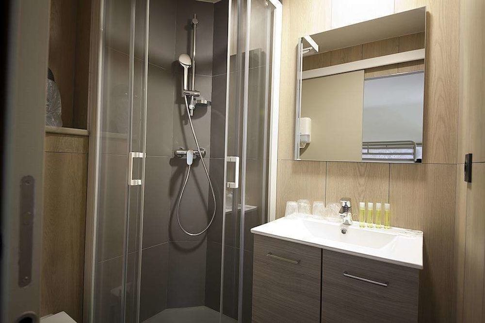 Brit Hotel Essentiel Arverne Clermont Sud Quadruple Room, Multiple Beds 4