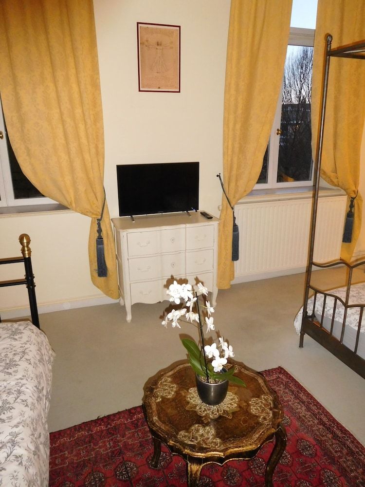 Chambres d'Hôtes Château de Courcelette Comfort Triple Room, Private Bathroom, Garden Area (Leonard de Vinci) 3