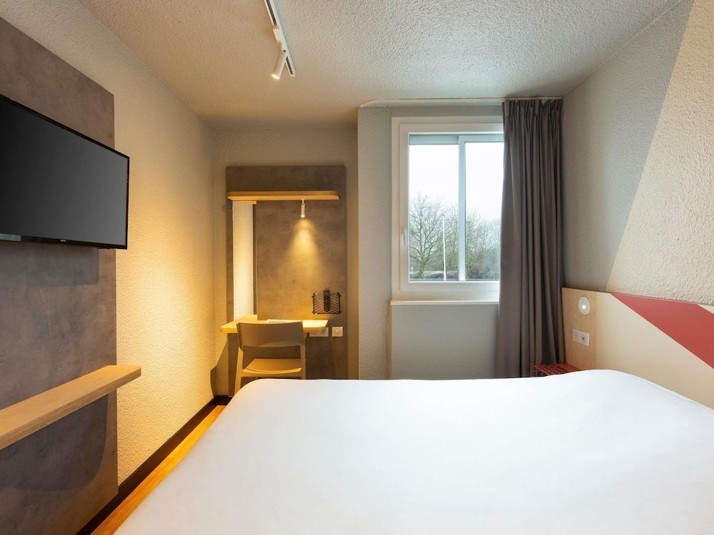 Triple Room with a double bed and a Murphy bed