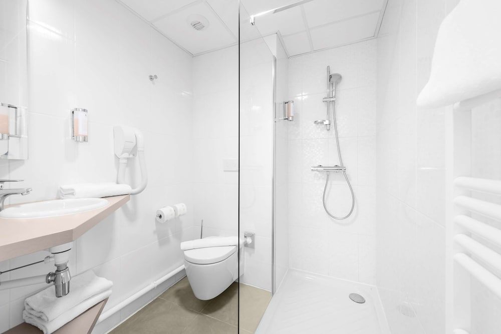 KYRIAD LYON EST - Stadium - Eurexpo Standard Room, 2 Twin Beds 9