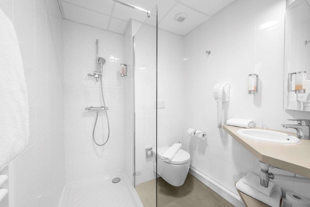 KYRIAD LYON EST - Stadium - Eurexpo Standard Room, 1 Queen Bed 11