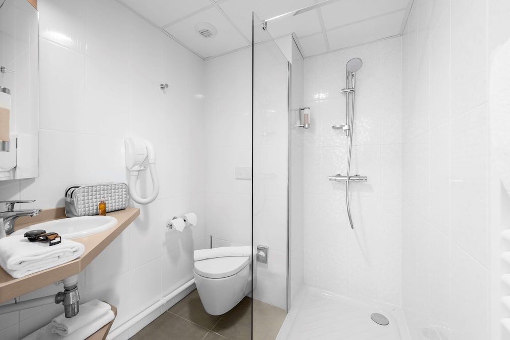 KYRIAD LYON EST - Stadium - Eurexpo Standard Room, 1 Queen Bed 13