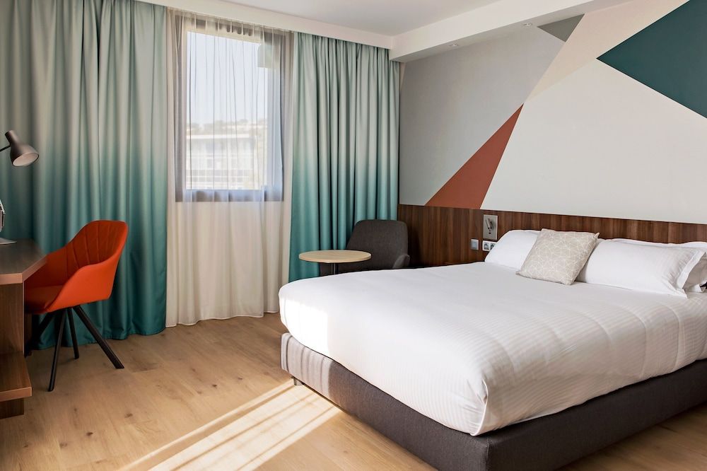 Premium Room, 1 Queen Bed, Accessible