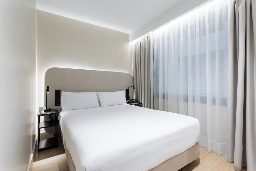 Royal Ramblas Basic Double Room, 1 Double Bed 3