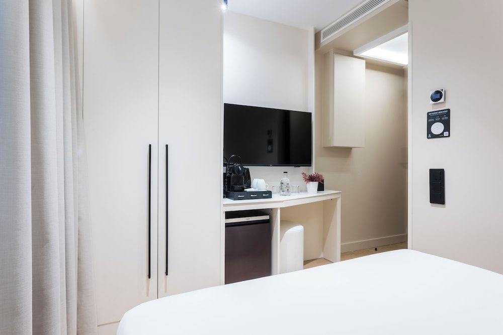 Royal Ramblas Basic Double Room, 1 Double Bed 8
