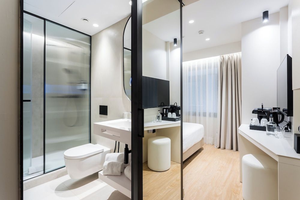 Royal Ramblas Basic Double Room, 1 Double Bed 4