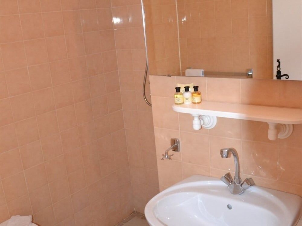 La Devinière Comfort Double Room, Private Bathroom (Chambre de la piscine) 2