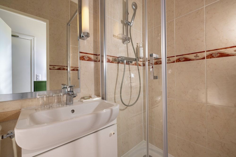 Hôtel Clément Tradition Double Room, City View 6