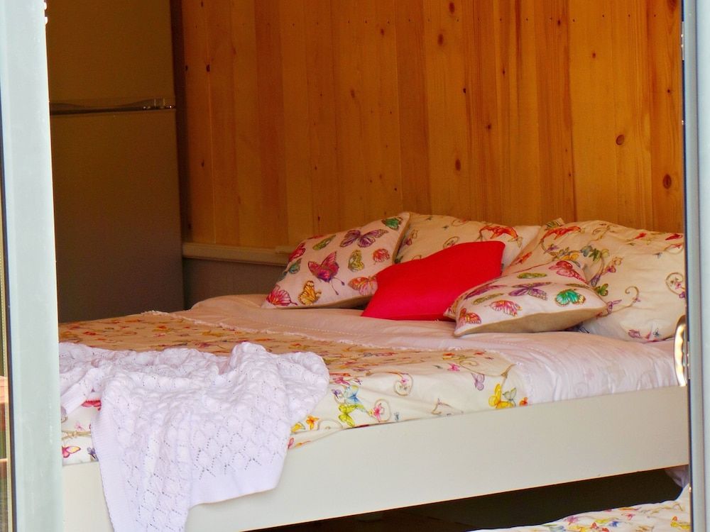 Au Fil de L'eau Cabin, Private Bathroom, Lake View (Les Songes de Steph) 2