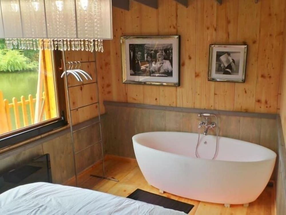 Au Fil de L'eau Cabin, Private Bathroom, Lake View (Elle fait son cinéma) 6