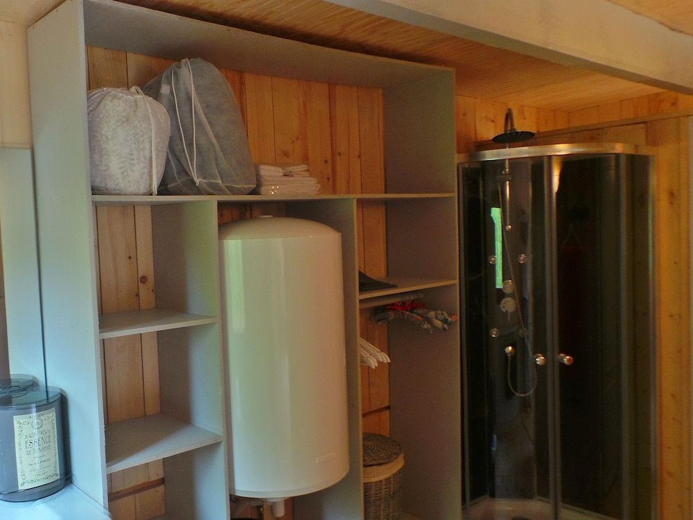 Au Fil de L'eau Cabin, Private Bathroom, Lake View (Les Songes de Steph) 8