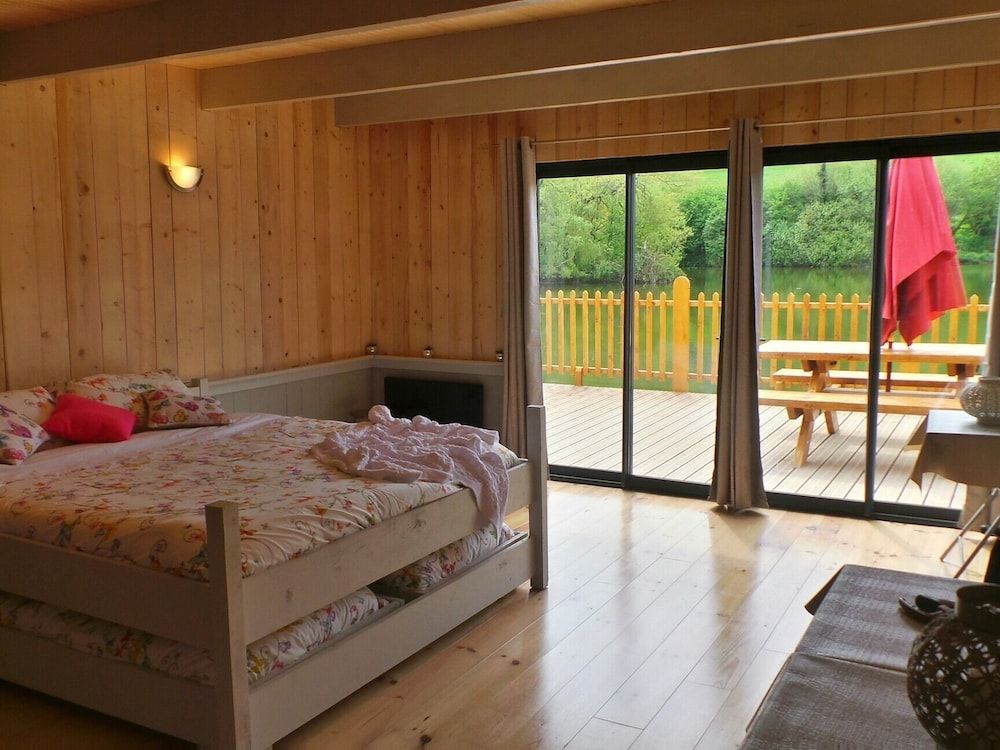 Au Fil de L'eau Cabin, Private Bathroom, Lake View (Les Songes de Steph)