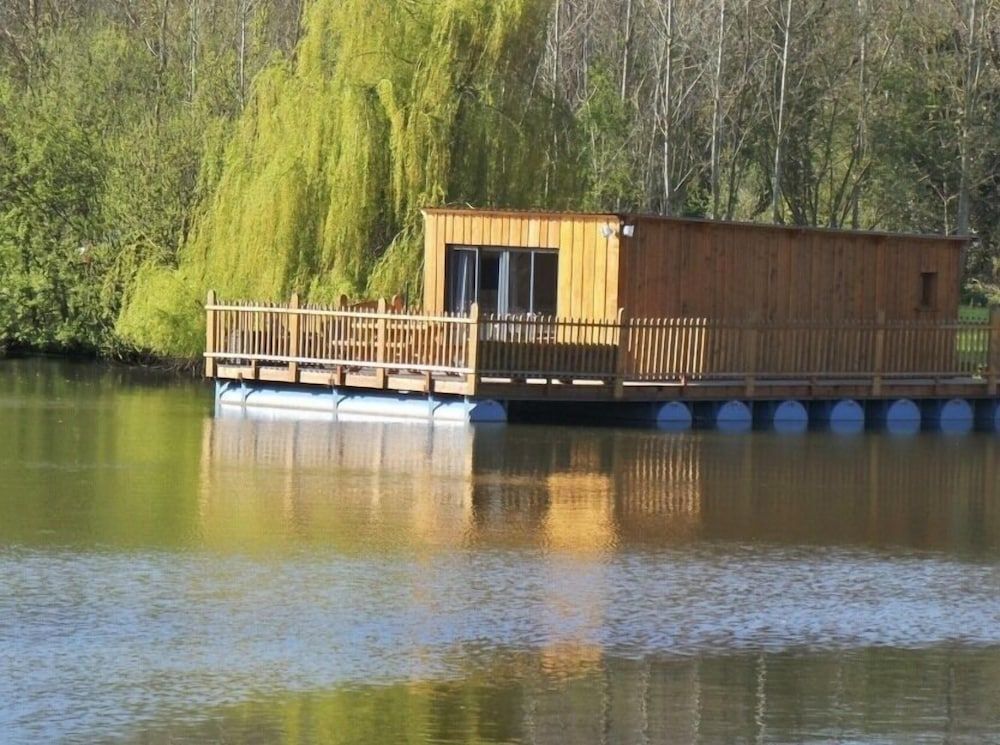 Au Fil de L'eau Cabin, Private Bathroom, Lake View (Les Songes de Steph) 6