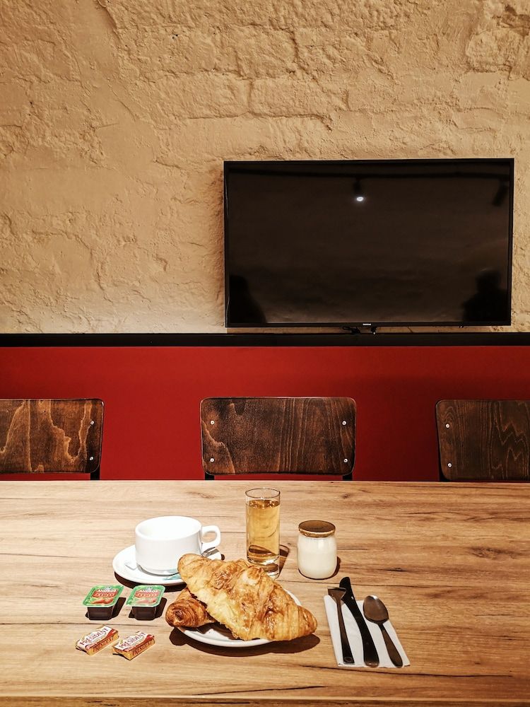 undefined Ibis Styles Paris Gare de l'Est Magenta 9