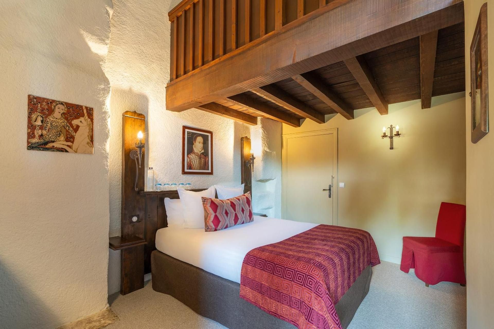 Family Room with One Queen and Three Single Beds - Non-Smoking