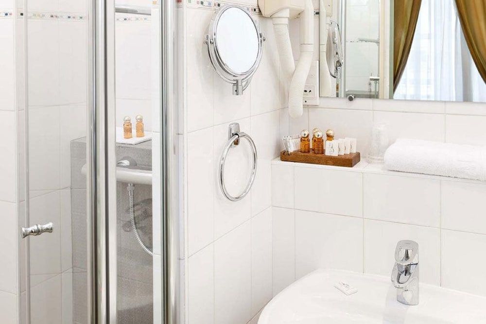 Hôtel du Palais Bourbon Superior Room 6