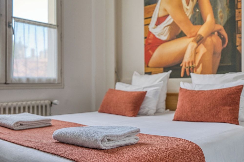 Hotel François 1er Standard Room 2