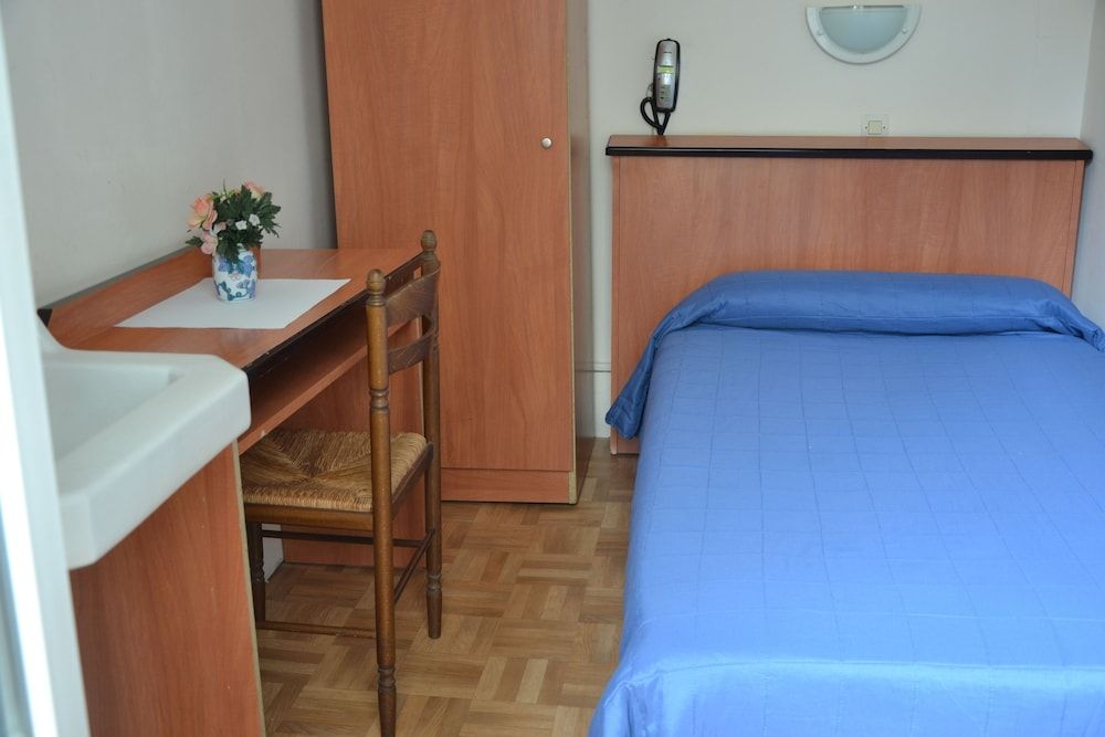 Hôtel Montpellier Single Room, Shared Bathroom 6