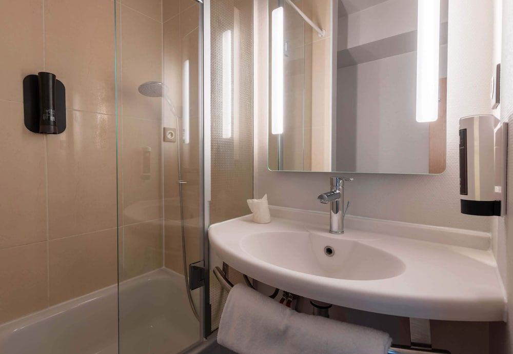 B&B HOTEL Beauvais Quadruple Room 8