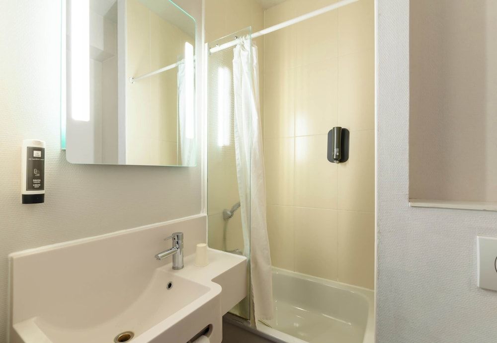 B&B HOTEL Creil Chantilly Quadruple Room, Non Smoking 6