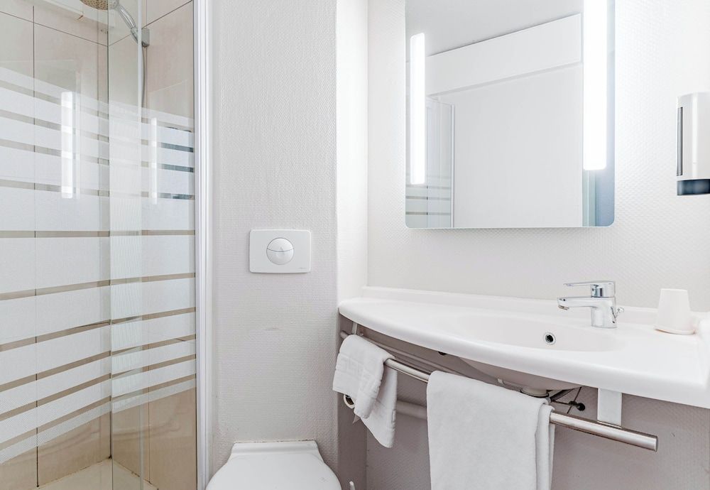 B&B HOTEL Chatellerault Quadruple Room, Non Smoking 6