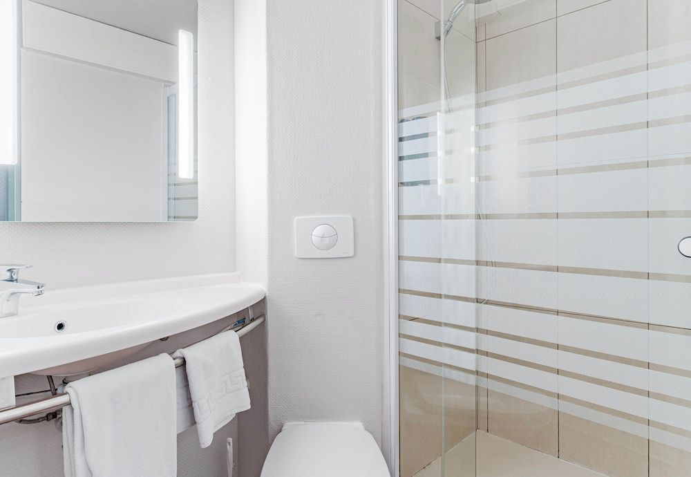 B&B HOTEL Chatellerault Quadruple Room, Non Smoking 5