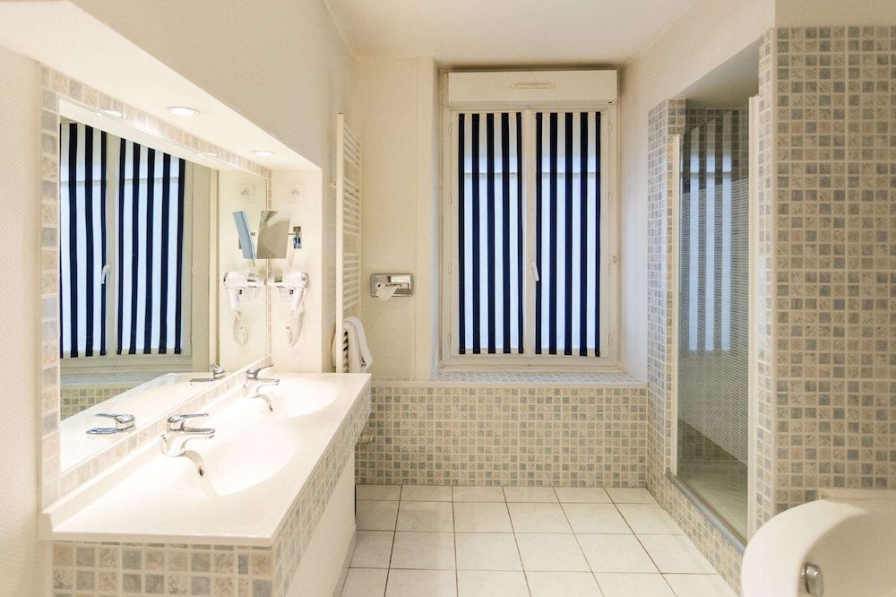 Best Western Hotel Des Voyageurs Family Room, 1 King Bed, Non Smoking (with Sofabed) 3