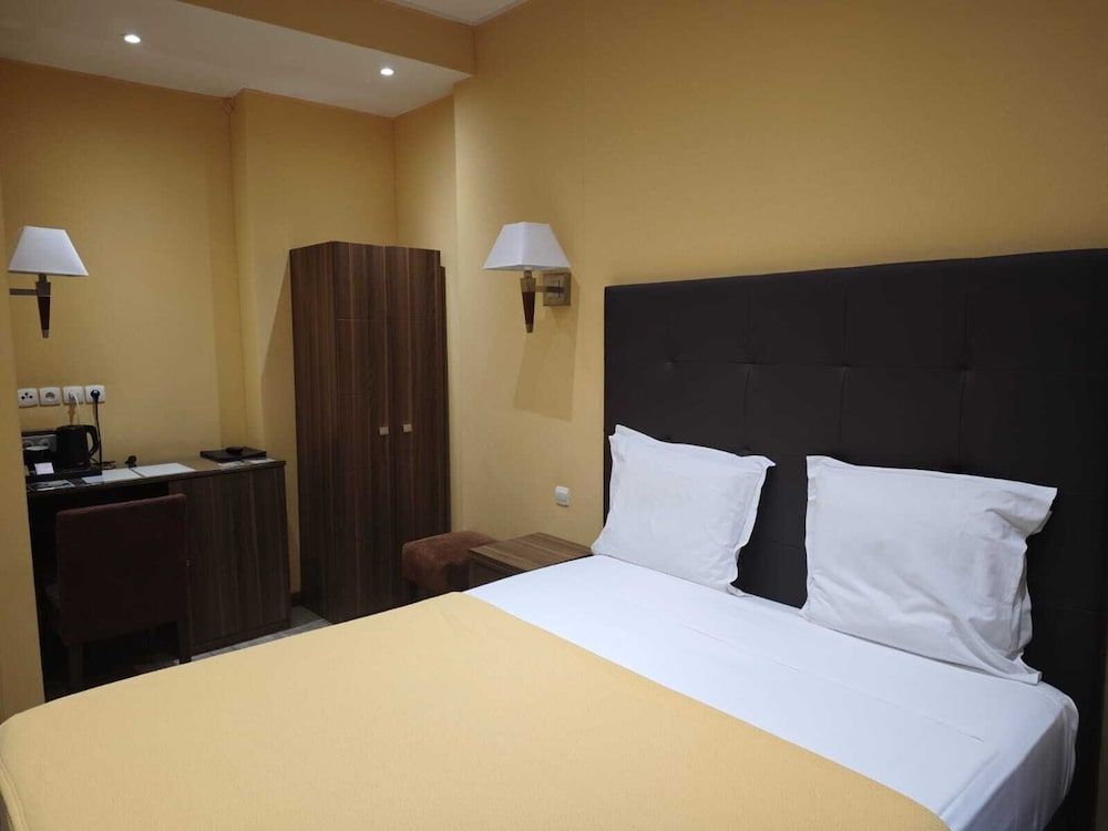 Hotel Capitole Classic Double Room, 1 Double Bed, accessible to people with reduced mobility 2
