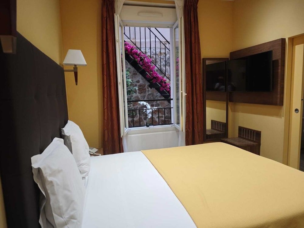 Hotel Capitole Classic Double Room, 1 Double Bed, accessible to people with reduced mobility
