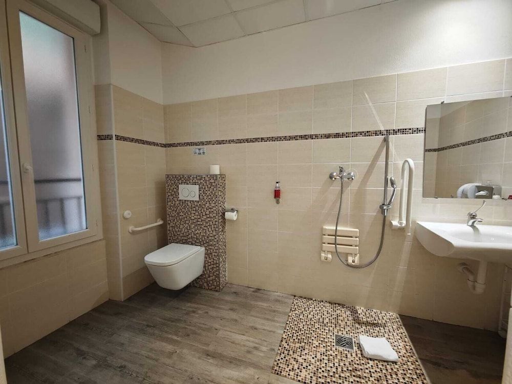 Hotel Capitole Classic Double Room, 1 Double Bed, accessible to people with reduced mobility 3
