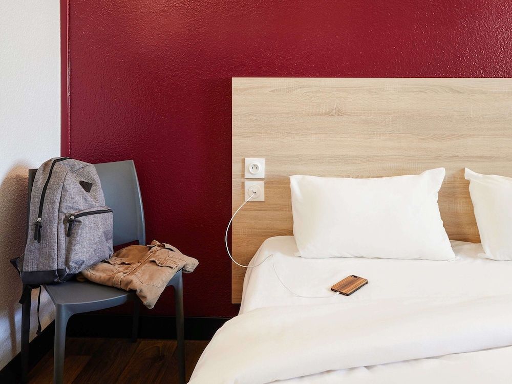 Room, Shared Bathroom (Tandem)