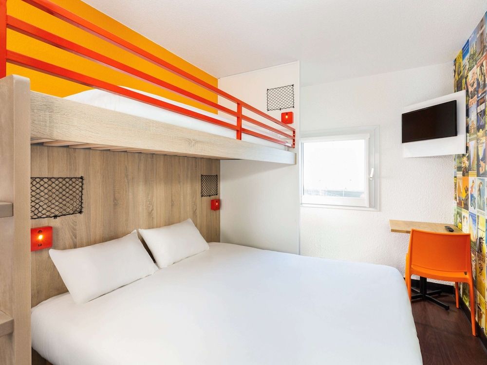 Room, 3 Twin Beds (Break)