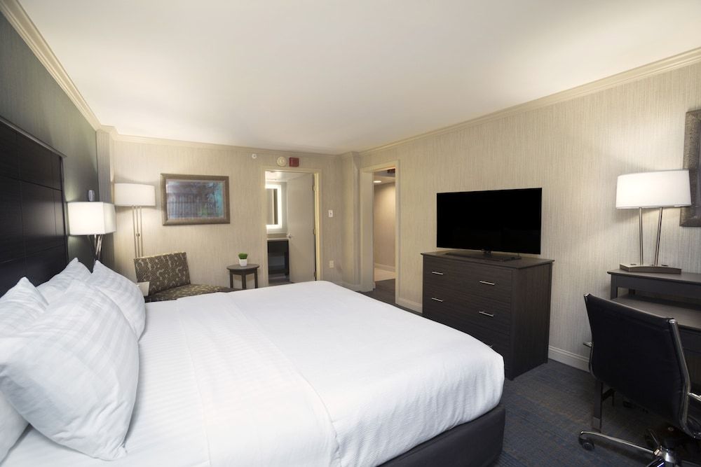 Holiday Inn Columbus Dwtn-Capitol Square by IHG Standard Room 5