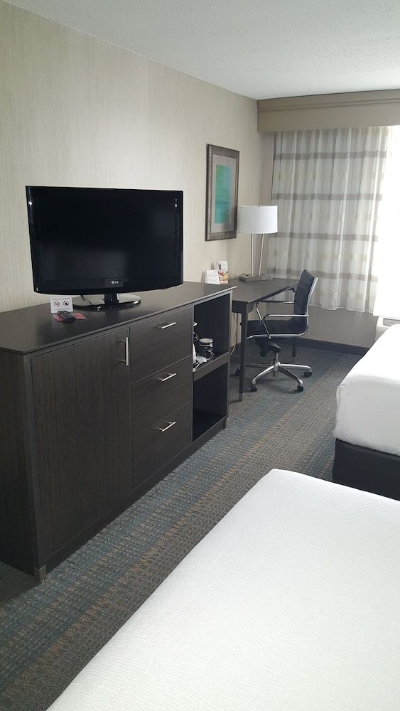 Holiday Inn Columbus Dwtn-Capitol Square by IHG Standard Room 8