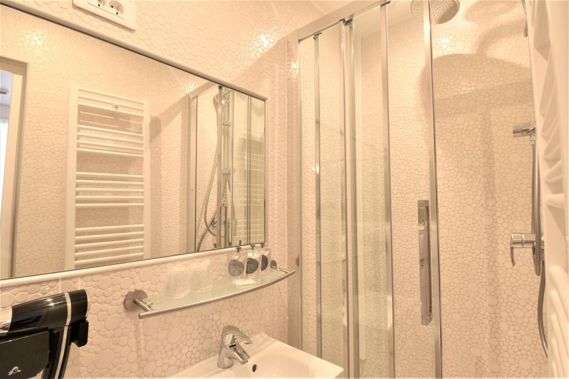 undefined Hôtel Bonne Nouvelle Paris 7