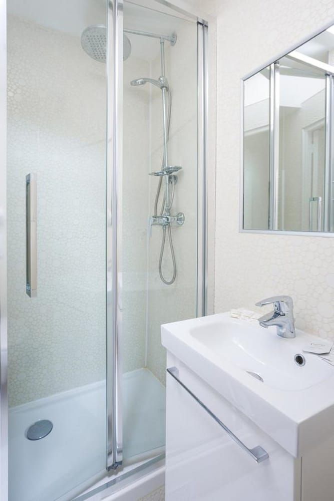 Hôtel Bonne Nouvelle Paris Standard Double or Twin Room 6