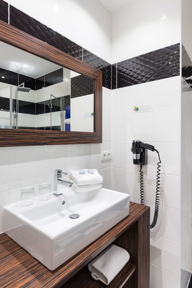 Best Western Plus Hotel Brice Garden Classic Room, 1 Queen Bed, Non Smoking 11