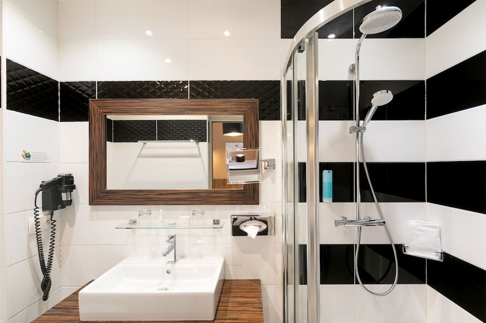 Best Western Plus Hotel Brice Garden Classic Room, 1 Queen Bed, Non Smoking 12