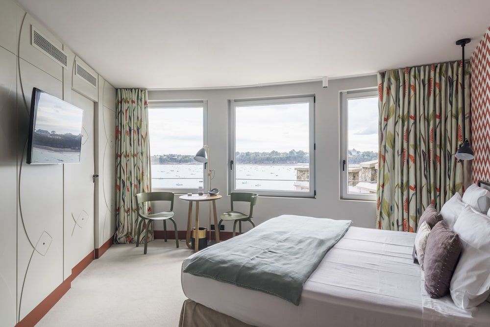Castelbrac Hôtel & Spa Deluxe Room, 1 King Bed, Sea View 4