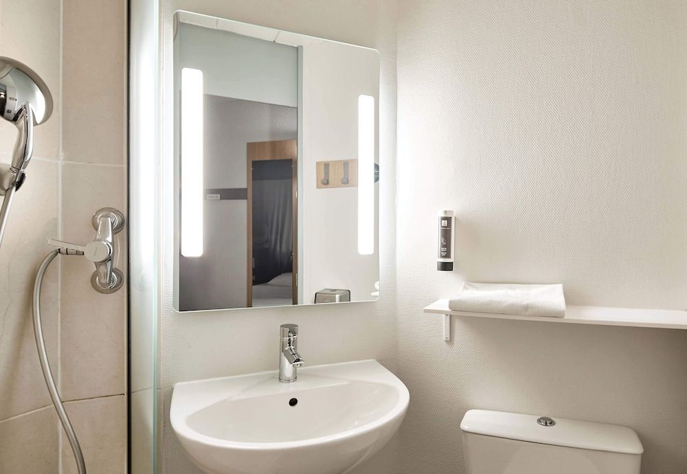 B&B HOTEL Maurepas Quadruple Room, Non Smoking 5