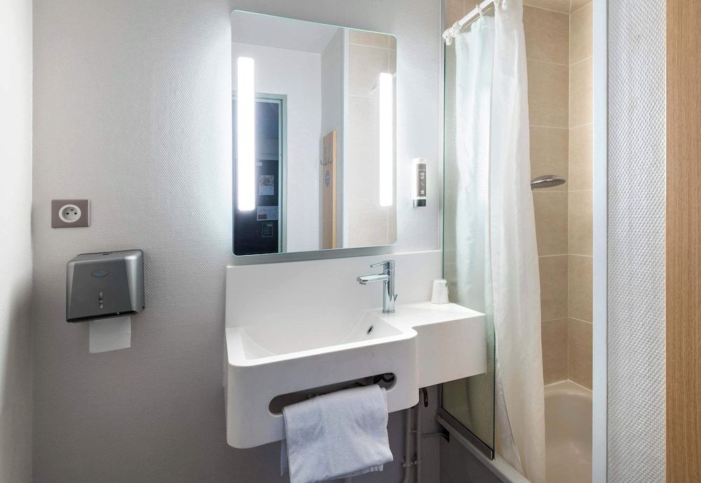 B&B HOTEL Laval Changé Twin Room 6