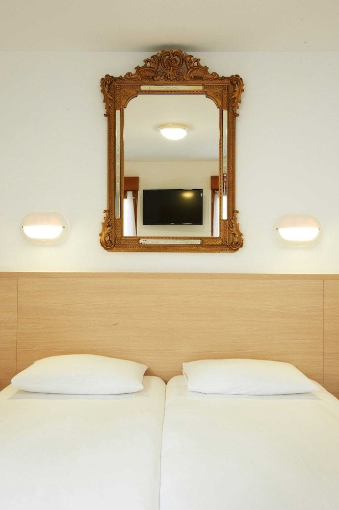 Hôtel Darcet Paris Standard Twin Room 5