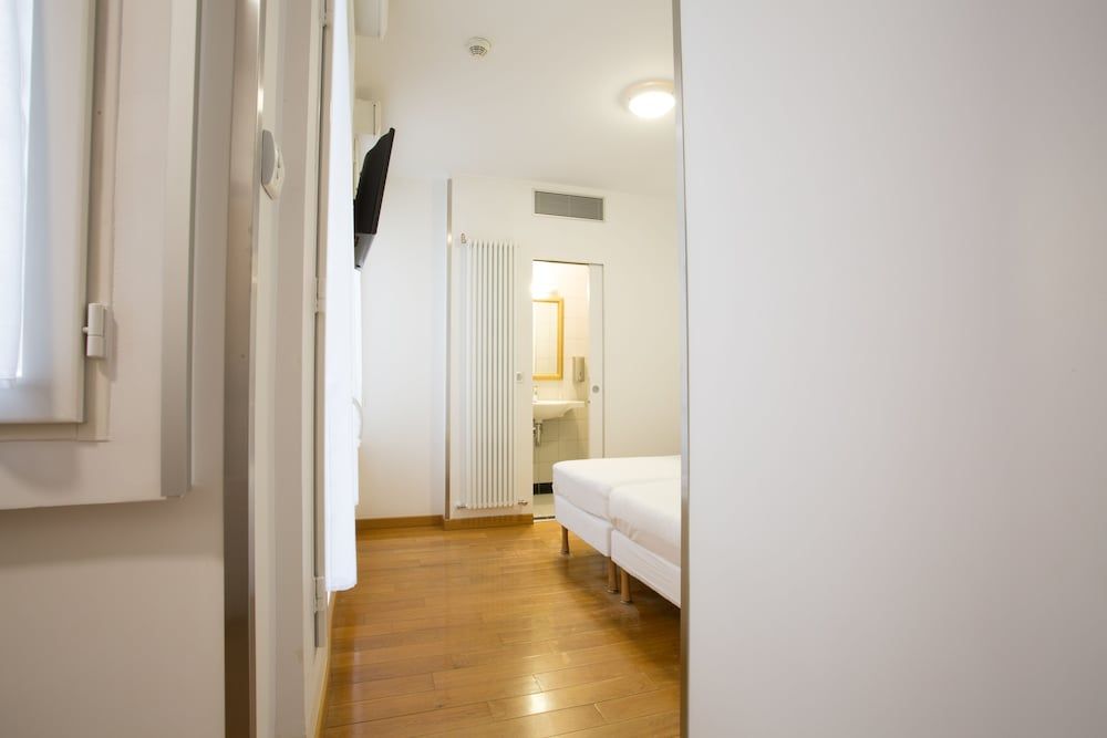 Hôtel Darcet Paris Standard Twin Room 8